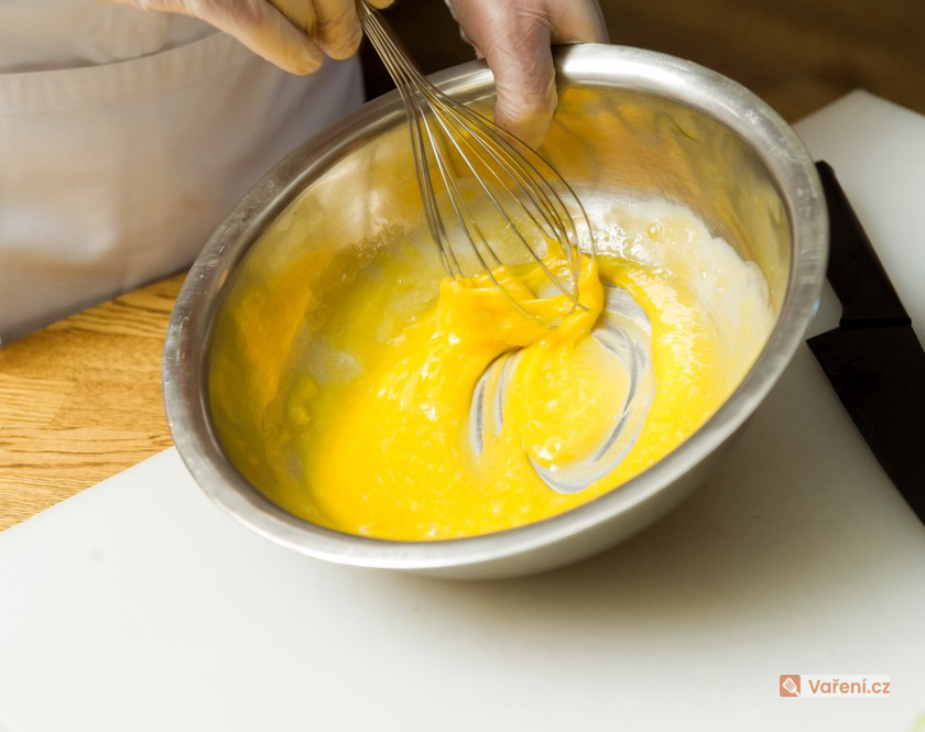 Vykrajované žloutkové cukroví