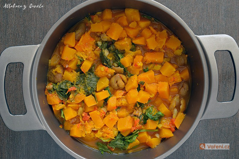 Kuchařka Kuchařka: Kari a Guláš - Recepty s Dýní, Kančím a Zeleninou