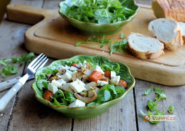 Osvěžující zeleninový salát s balkánským sýrem