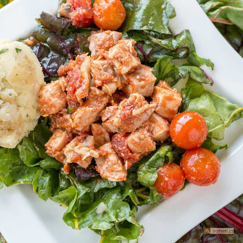 Chutný salát s kuřecím masem