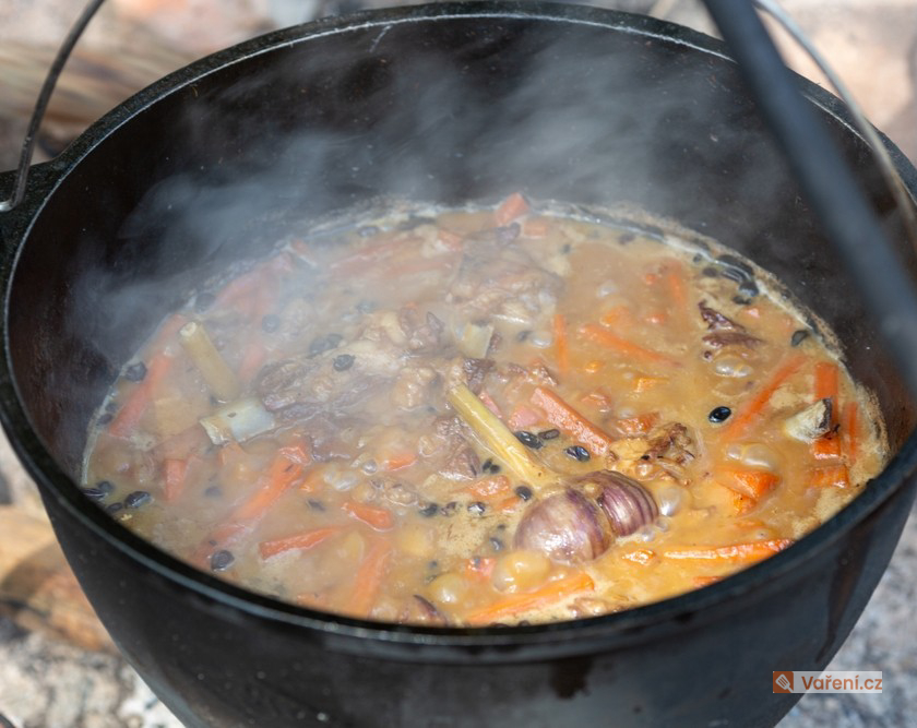 Kotlíková polévka s chlebem