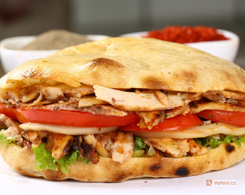Pita chléb s kuřecím masem a zeleninou