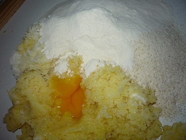 Příprava bramborového těsta WikimediaCommons